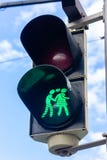 Gulligt grönt fot- ljus med par i Wien, Österrike arkivbilder Gulligt grönt fot- ljus med par i Wien, Österrike arkivbilder