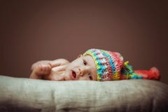 Gulligt nyfött behandla som ett barn flickan i rät maskahatt royaltyfri fotografi Gulligt nyfött behandla som ett barn flickan i rät maskahatt royaltyfri fotografi