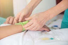 Gumowa opaska zaciskająca oprawia ręki ciasnego narządzanie dla krwionośnego dr obrazy stock Gumowa opaska zaciskająca oprawia ręki ciasnego narządzanie dla krwionośnego dr obrazy stock