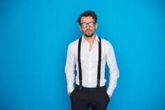 Gut aussehender Mann auf tragendem weißem Hemd und Klammern des Blaus lizenzfreies stockbild Gut aussehender Mann auf tragendem weißem Hemd und Klammern des Blaus lizenzfreies stockbild
