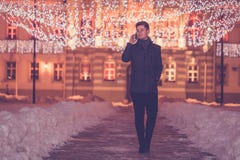 Gut aussehender Mann, der am Handy nachts spricht lizenzfreie stockfotos Gut aussehender Mann, der am Handy nachts spricht lizenzfreie stockfotos