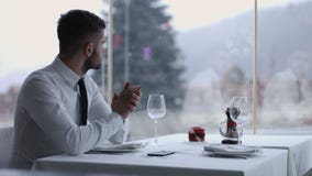 Gut aussehender Mann mit Handy im Restaurant lizenzfreie stockfotos Gut aussehender Mann mit Handy im Restaurant lizenzfreie stockfotos