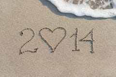 Guten Rutsch ins Neue Jahr 2014 auf dem Seesandigen Strand mit Herzen, lieben conc Lizenzfreie Stockfotografie Guten Rutsch ins Neue Jahr 2014 auf dem Seesandigen Strand mit Herzen, lieben conc Lizenzfreie Stockfotografie