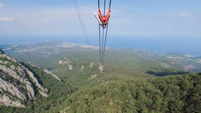Gutes sonniges Wetter auf hohen Berg in der Türkei, Kamera bewegt sich entlang Kabelbahn stock video footage Gutes sonniges Wetter auf hohen Berg in der Türkei, Kamera bewegt sich entlang Kabelbahn stock video footage