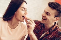 Guy Feeds Girlfriend With Sweet Jour du `s de Valentine photographie stock Guy Feeds Girlfriend With Sweet Jour du `s de Valentine photographie stock