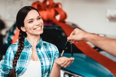 Guy Gives una llave del coche a la novia Concepto del regalo imagen de archivo libre de regalías Guy Gives una llave del coche a la novia Concepto del regalo imagen de archivo libre de regalías