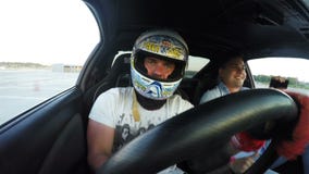 Guy Makes Race Video vicino al driver sotto il primo piano scottante di Sun Guy Makes Race Video vicino al driver sotto il primo piano scottante di Sun