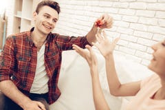 Guy Makes um presente à amiga no dia do ` s do Valentim imagem de stock Guy Makes um presente à amiga no dia do ` s do Valentim imagem de stock