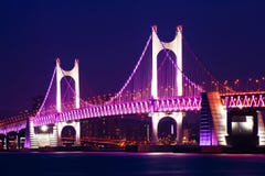 GwangAnbrug en Haeundae bij nacht in Busan royalty-vrije stock foto's GwangAnbrug en Haeundae bij nacht in Busan royalty-vrije stock foto's