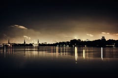 Gwiazd Alster czarny jezioro w Hamburskich Niemcy domu miasta bożych narodzeń żeglowania panoramy nieba nocy chmury romantycznej obrazy stock Gwiazd Alster czarny jezioro w Hamburskich Niemcy domu miasta bożych narodzeń żeglowania panoramy nieba nocy chmury romantycznej obrazy stock