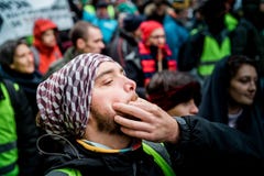 Gwizdać przy Marche Nalewa Le Climat marszu protest na Francuskim stree fotografia royalty free Gwizdać przy Marche Nalewa Le Climat marszu protest na Francuskim stree fotografia royalty free