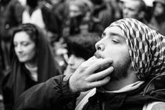 Gwizdać przy Marche Nalewa Le Climat marszu protest na Francuskim stree zdjęcia royalty free Gwizdać przy Marche Nalewa Le Climat marszu protest na Francuskim stree zdjęcia royalty free