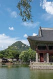 Gyeongbokgungs-Palast mit Teich und Boot lizenzfreie stockfotos Gyeongbokgungs-Palast mit Teich und Boot lizenzfreie stockfotos