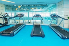 Gym moderno com vário material desportivo imagens de stock royalty free Gym moderno com vário material desportivo imagens de stock royalty free