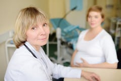 Gynecologist lekarka akceptuje kobieta w ci??y r Rodzinna lekarka dla gestation Macierzyński leve obrazy stock Gynecologist lekarka akceptuje kobieta w ci??y r Rodzinna lekarka dla gestation Macierzyński leve obrazy stock