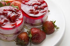 Gâteau au fromage délicieux de framboise avec l'espace de copie sur le fond blanc Image libre de droits Gâteau au fromage délicieux de framboise avec l'espace de copie sur le fond blanc Image libre de droits