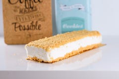 Gâteau au fromage sur la table blanche photo stock Gâteau au fromage sur la table blanche photo stock