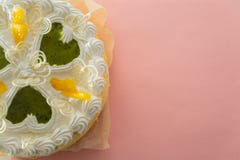Gâteau blanc sur un fond coloré avec des rubans tirés d'en haut photos stock Gâteau blanc sur un fond coloré avec des rubans tirés d'en haut photos stock