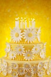 Gâteau d'anniversaire de marguerite photo stock Gâteau d'anniversaire de marguerite photo stock