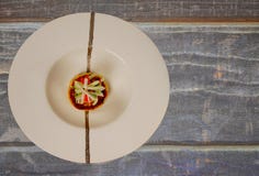 Gâteau de crabe sur Grey Table Photographie stock libre de droits Gâteau de crabe sur Grey Table Photographie stock libre de droits