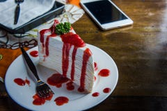 Gâteau de crêpe de fraise sur la table en bois dans le café, TAS de dessert images libres de droits Gâteau de crêpe de fraise sur la table en bois dans le café, TAS de dessert images libres de droits