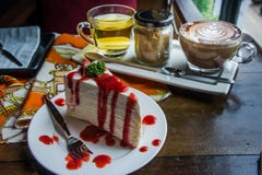 Gâteau de crêpe de fraise sur la table en bois dans le café, TAS de dessert photographie stock Gâteau de crêpe de fraise sur la table en bois dans le café, TAS de dessert photographie stock