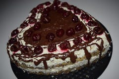 Gâteau de forme de coeur Gâteau de crème de pavot avec l'écrimage et la cerise blancs sur le dessus, photographie de produit pour photo stock Gâteau de forme de coeur Gâteau de crème de pavot avec l'écrimage et la cerise blancs sur le dessus, photographie de produit pour photo stock