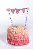 Gâteau de fracas d'anniversaire à l'arrière-plan blanc photos stock Gâteau de fracas d'anniversaire à l'arrière-plan blanc photos stock