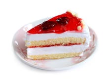 Gâteau de fraise sur le fond blanc photos libres de droits Gâteau de fraise sur le fond blanc photos libres de droits