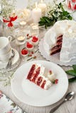 Gâteau de mariage rouge de velours La vie immobile blanche de Crano gâteau, couverts photos stock Gâteau de mariage rouge de velours La vie immobile blanche de Crano gâteau, couverts photos stock