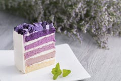 Gâteau de myrtille avec la fleur sur le bois Copiez l'espace photo stock Gâteau de myrtille avec la fleur sur le bois Copiez l'espace photo stock
