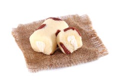 Gâteau de petit pain doux sur le blanc photographie stock libre de droits Gâteau de petit pain doux sur le blanc photographie stock libre de droits