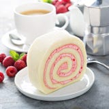 Gâteau de petit pain de vanille avec le remplissage de baie image libre de droits Gâteau de petit pain de vanille avec le remplissage de baie image libre de droits