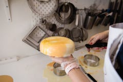 Gâteau de yaourt de mousse Les filles font cuire et créent un dessin de mousse sur le gâteau Cerise sur le gâteau congelée de mir images libres de droits Gâteau de yaourt de mousse Les filles font cuire et créent un dessin de mousse sur le gâteau Cerise sur le gâteau congelée de mir images libres de droits