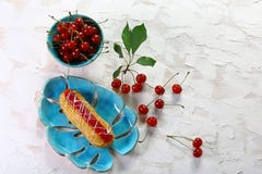 Gâteau délicieux de crème anglaise avec des cerises dans un plat en cristal sur un fond clair Image avec l'espace de copie Vue su images stock Gâteau délicieux de crème anglaise avec des cerises dans un plat en cristal sur un fond clair Image avec l'espace de copie Vue su images stock