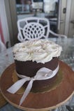 Gâteau entier de chocolat avec la crème fouettée images stock Gâteau entier de chocolat avec la crème fouettée images stock