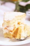 Gâteau fait maison avec de la crème et des oranges photographie stock libre de droits Gâteau fait maison avec de la crème et des oranges photographie stock libre de droits