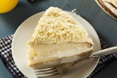 Gâteau fait maison de citron avec le givrage crème photographie stock libre de droits Gâteau fait maison de citron avec le givrage crème photographie stock libre de droits