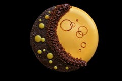 G?teau jaune de lune avec le ganache de chocolat, la mousse de potiron et la vue sup?rieure de d?coration de chocolat image stock G?teau jaune de lune avec le ganache de chocolat, la mousse de potiron et la vue sup?rieure de d?coration de chocolat image stock