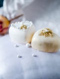 Gâteau mousseline couvert de lustre de miroir Décoré de deux coeurs blancs de chocolat Sur un fond blanc à côté du gâteau soyez photos libres de droits Gâteau mousseline couvert de lustre de miroir Décoré de deux coeurs blancs de chocolat Sur un fond blanc à côté du gâteau soyez photos libres de droits