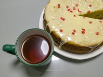 Gâteau à l'envers d'ananas et tasse de thé sur la table en bois blanche Vue supérieure photographie stock libre de droits Gâteau à l'envers d'ananas et tasse de thé sur la table en bois blanche Vue supérieure photographie stock libre de droits