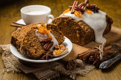 Gâteau à la carotte avec des décorations d'automne images stock Gâteau à la carotte avec des décorations d'automne images stock