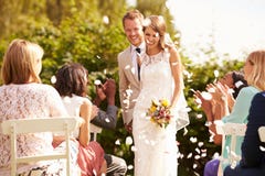 Gäster som kastar konfettier över bruden och brudgummen At Wedding royaltyfria foton Gäster som kastar konfettier över bruden och brudgummen At Wedding royaltyfria foton