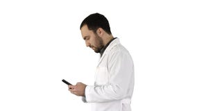 Gå doktorn eller sjuksköterskan som smsar på en mobiltelefon på vit bakgrund royaltyfria foton Gå doktorn eller sjuksköterskan som smsar på en mobiltelefon på vit bakgrund royaltyfria foton