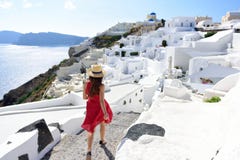 Gå för kvinna för Santorini semesterlopp turist- royaltyfri foto Gå för kvinna för Santorini semesterlopp turist- royaltyfri foto