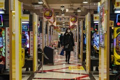 Gå för kvinna och japanskt folk som spelar i en Pachinkomottagningsrum av det Shinjuku området royaltyfri foto Gå för kvinna och japanskt folk som spelar i en Pachinkomottagningsrum av det Shinjuku området royaltyfri foto