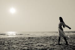 gå kvinnabarn för strand royaltyfri fotografi gå kvinnabarn för strand royaltyfri fotografi