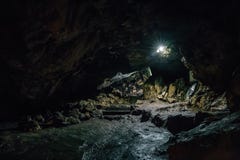 Gå ut från den stora mörka läskiga underjordiska grottan i form av tunnelen arkivbilder Gå ut från den stora mörka läskiga underjordiska grottan i form av tunnelen arkivbilder