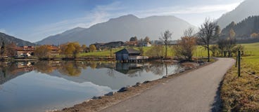 Gå vägen runt om sjöschliersee i höst Arkivbilder Gå vägen runt om sjöschliersee i höst Arkivbilder