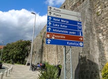 Gångbana längs de gamla stadsväggarna av Kotor royaltyfri fotografi Gångbana längs de gamla stadsväggarna av Kotor royaltyfri fotografi